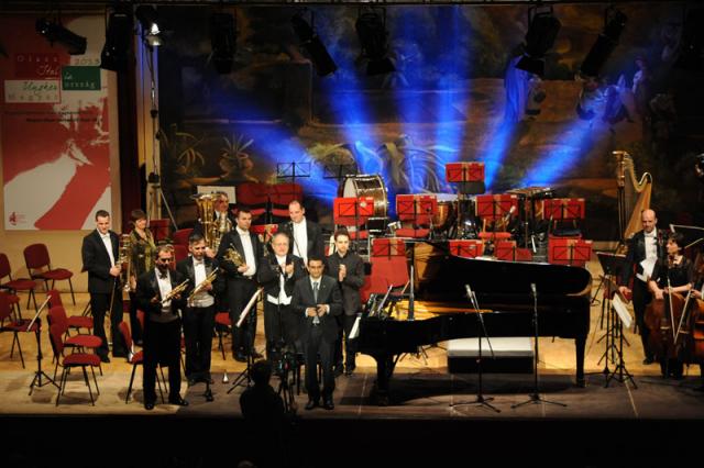 applausi all’Orchestra Sinfonica MÁV e al compositore Francesco Marino